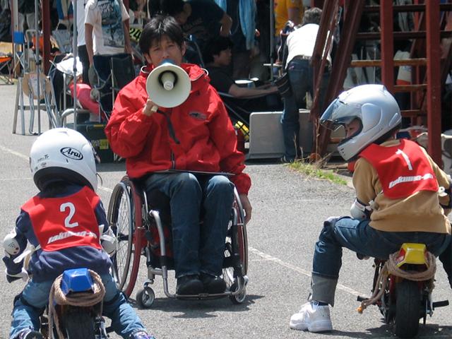 キッズバイクは、青木拓磨氏が直接子供たちを指導します。