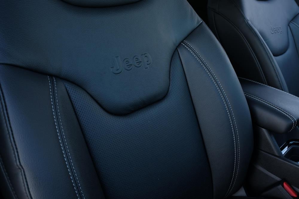 M6_S_leather_seat-1.jpg