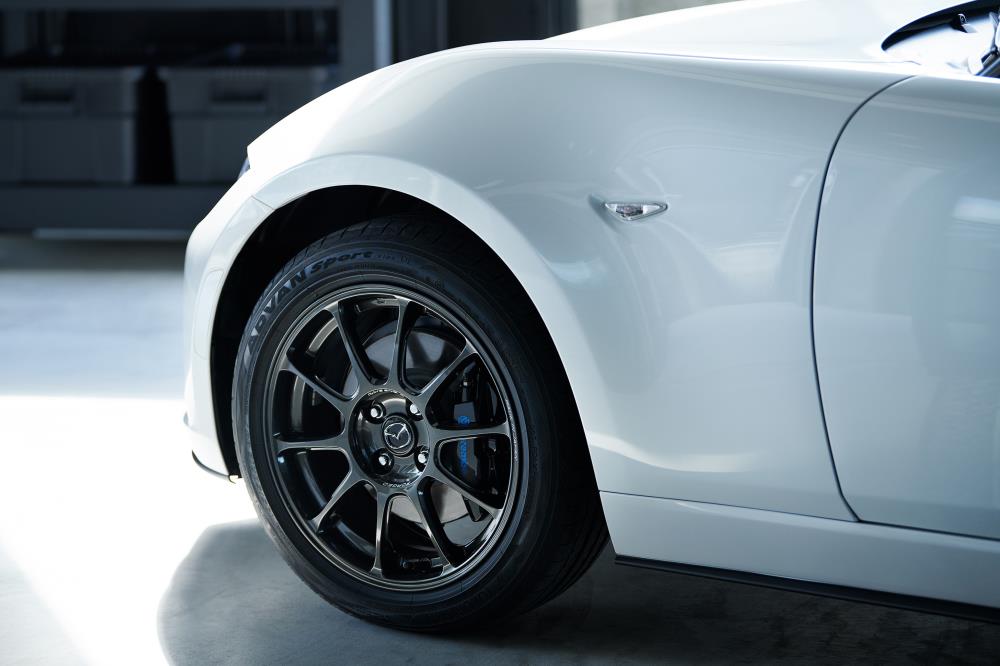 07_2021_roadster_st_990s_ext_front_wheel_l.jpg